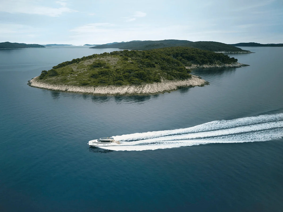 2027 Azimut Seadeck 6 56.583 feet, Inuvik, Northwest Territories #13