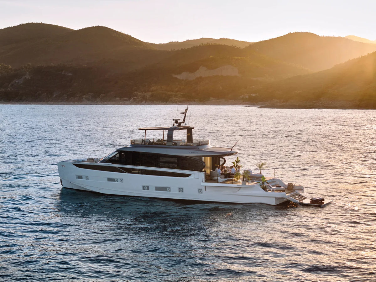 2027 Azimut Seadeck 9 84.0 feet, Inuvik, Northwest Territories #5