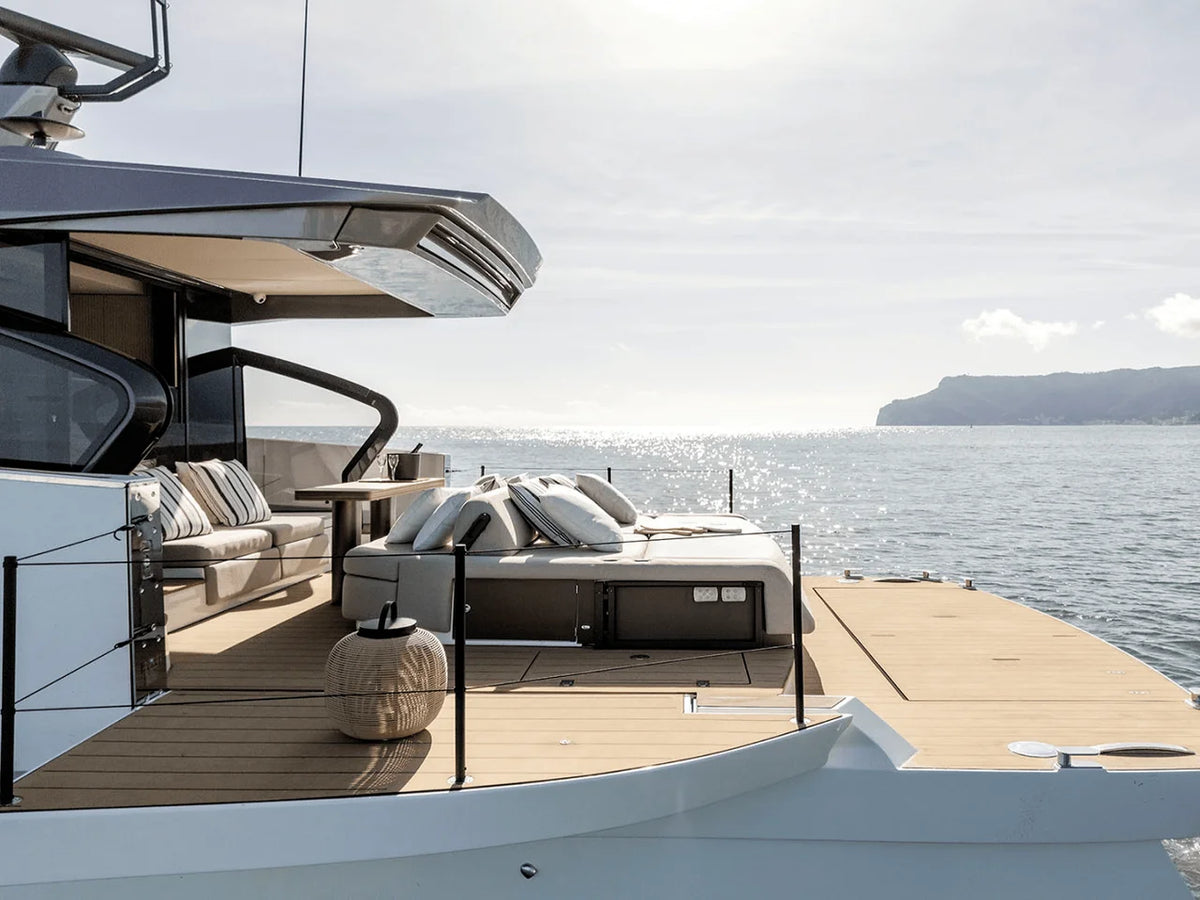 2027 Azimut Seadeck 6 56.583 feet, Inuvik, Northwest Territories #9